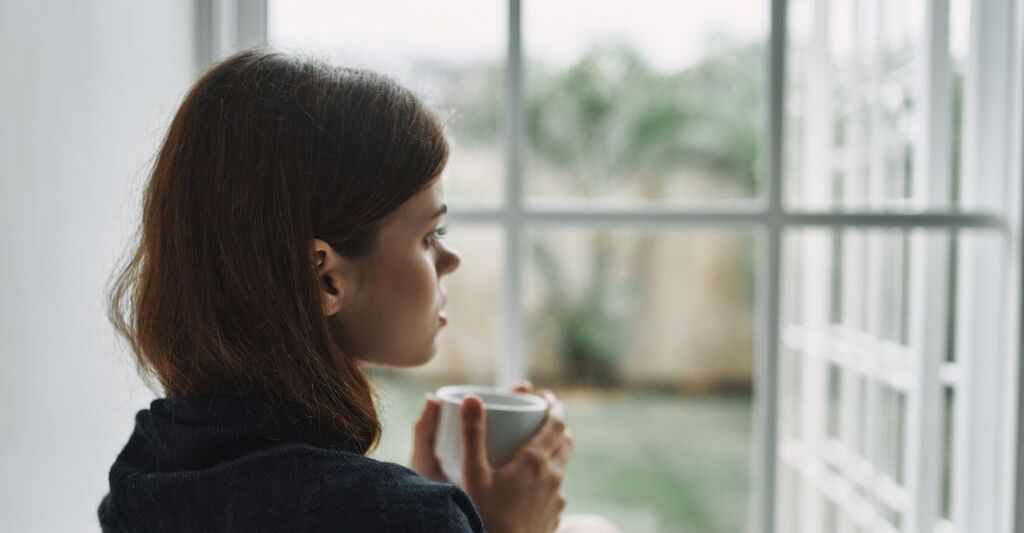 Una ragazza che guarda fuori dalla finestra