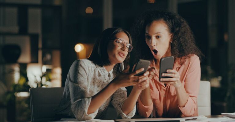 Due ragazze che si confrontano con i successi altrui.