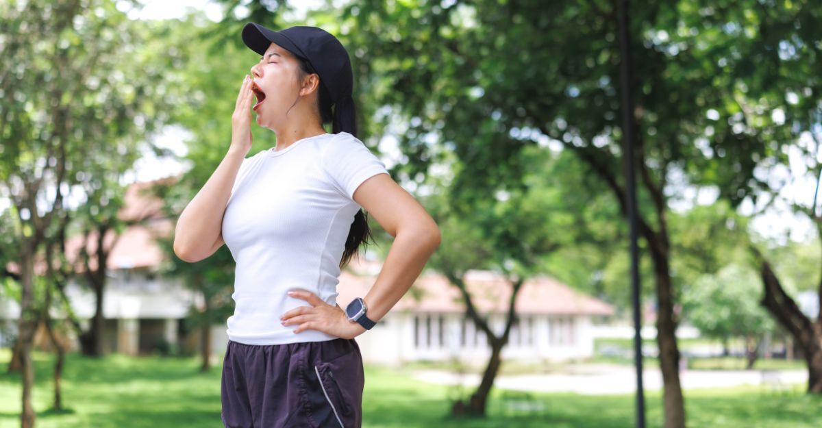 Donna che sbadiglia sentendosi stanca dopo l'esercizio fisico