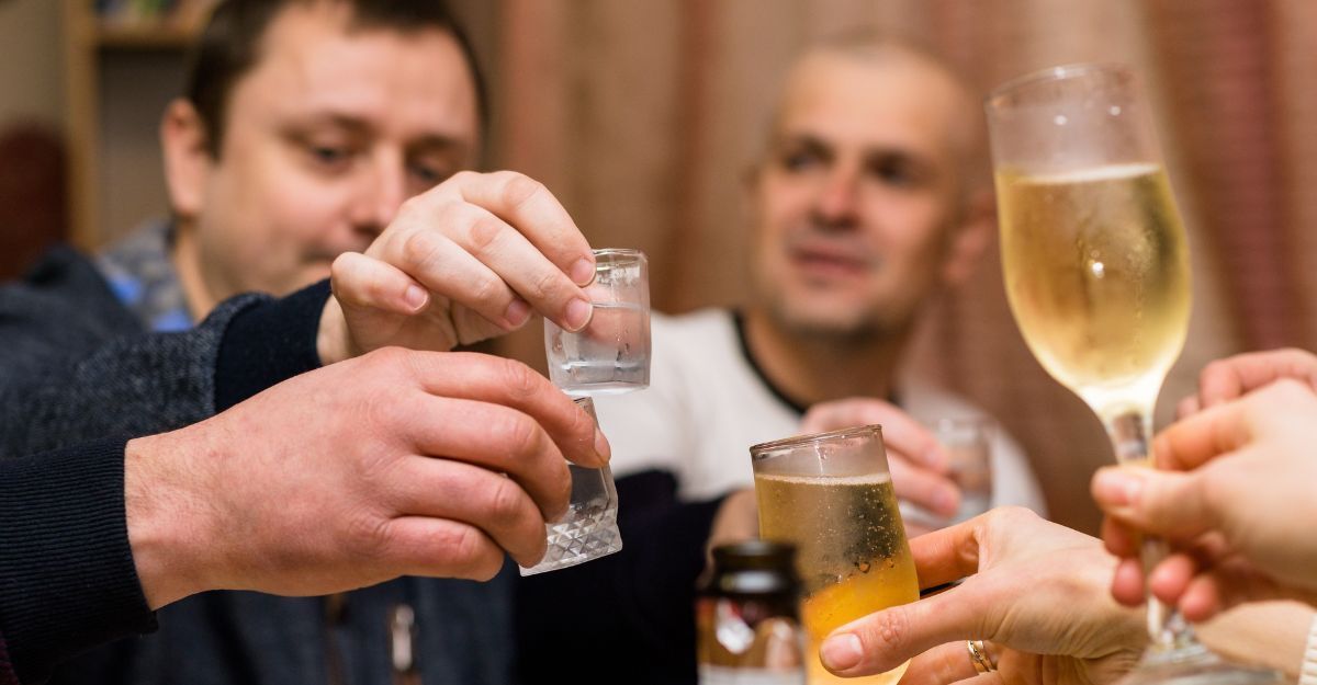 Gruppo di uomini beve alcol.