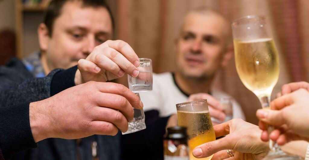 Gruppo di uomini beve alcol.