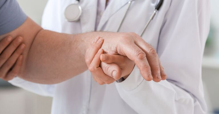 Un uomo con il Parkinson in ospedale.