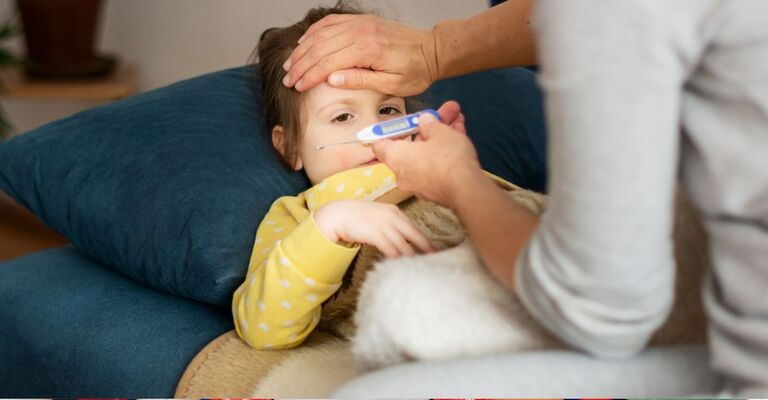 Un bambino a letto con la febbre