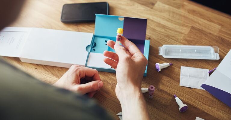 Primo piano di un test del sangue domestico