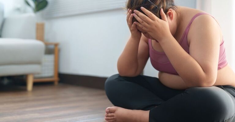 Una donna affronta le conseguenze dei farmaci per dimagrire.