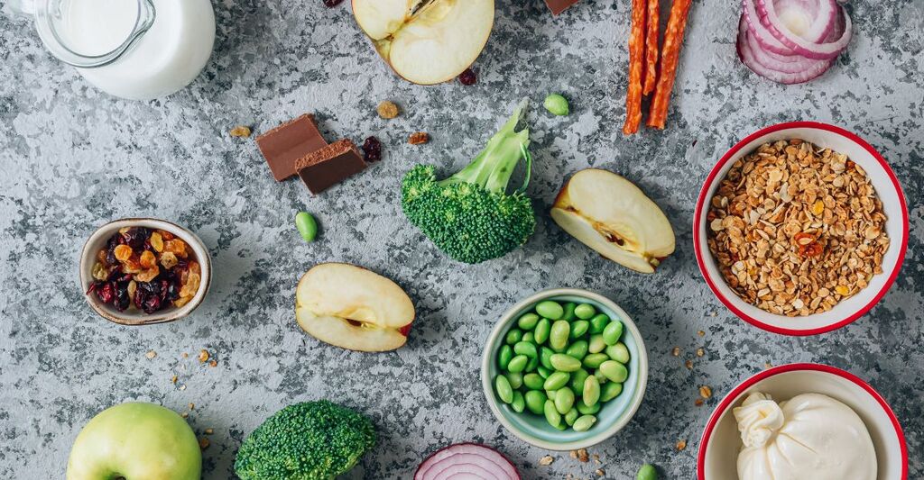 Tanti cibi diversi sul bancone. Concetto di dieta Fodmap. Ingredienti ricchi di Fodmap