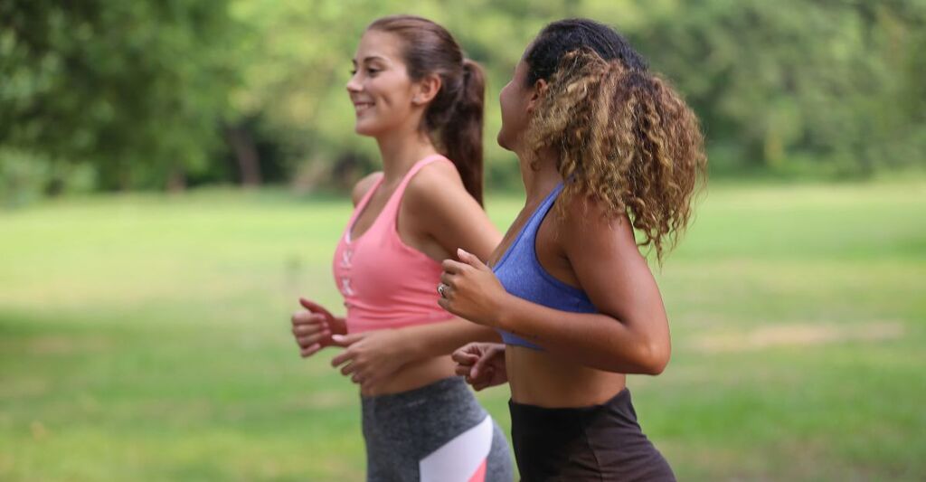 Due ragazze che fanno jogging