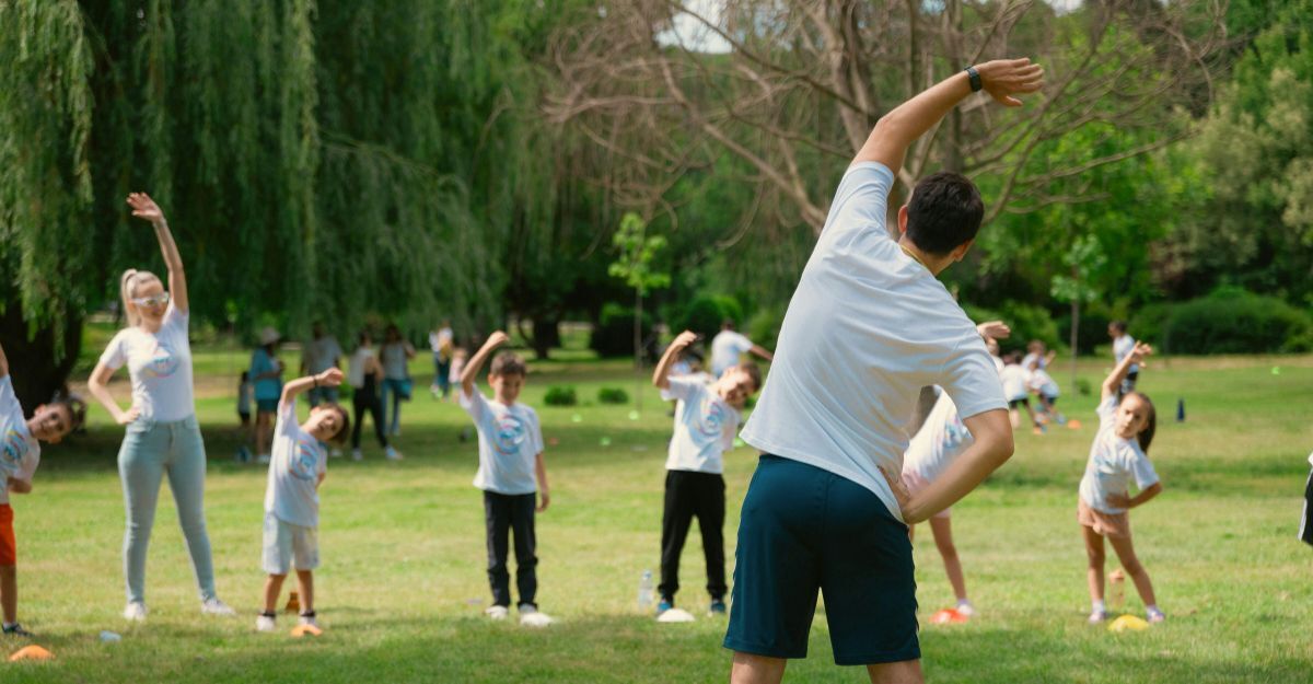 Un gruppo di ragazzi e bambini che fanno attività fisica all'aperto