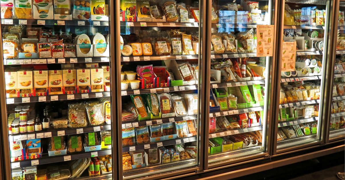 grande frigo di un supermercato