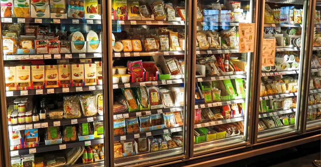 grande frigo di un supermercato