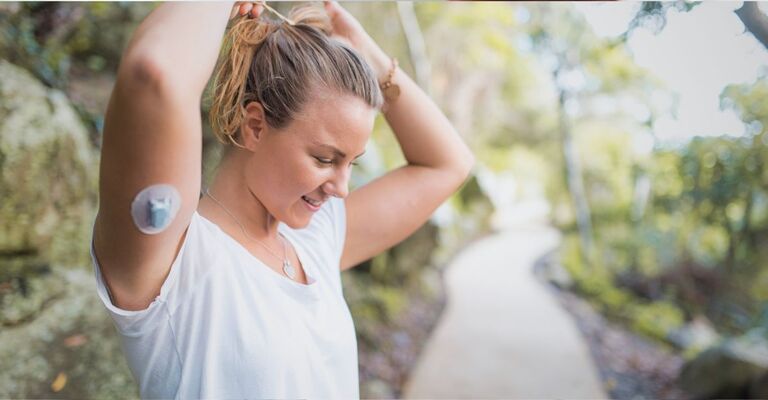 Una donna con diabete si espone alla luce naturale.
