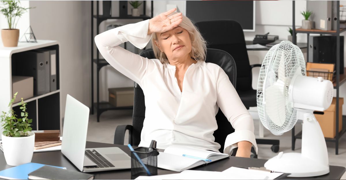 Una donna con le vampate di calore