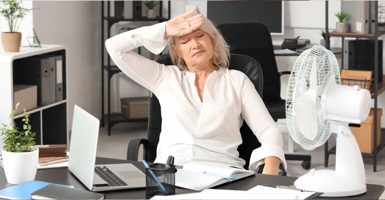 Una donna con le vampate di calore