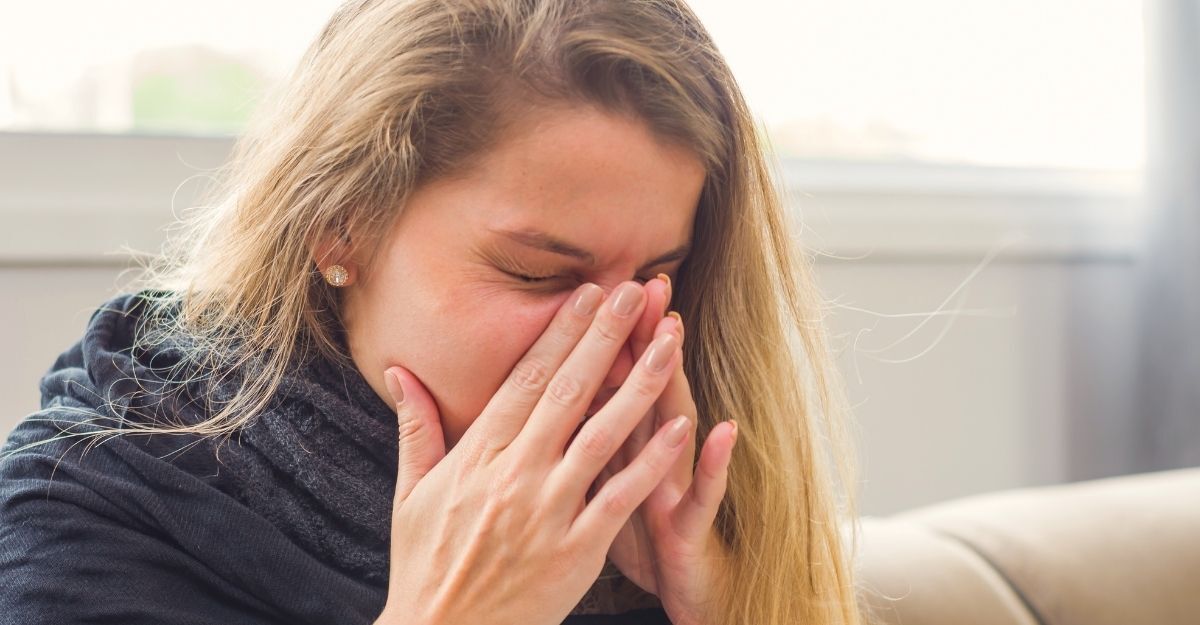 Una donna che tossisce