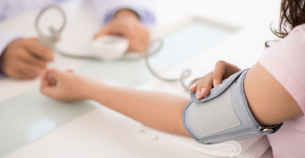 medico misura pressione a paziente