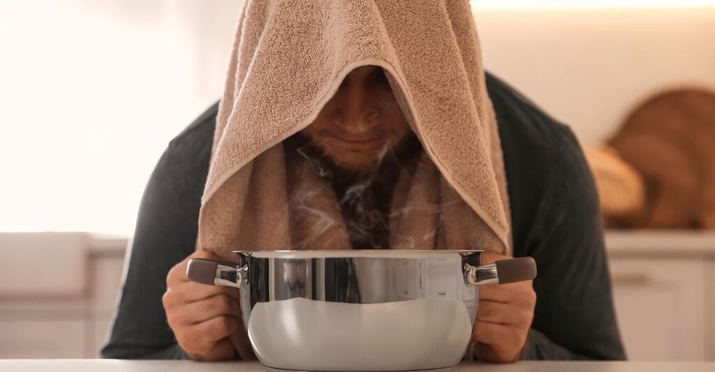 Un ragazzo che fa suffumigi con bicarbonato