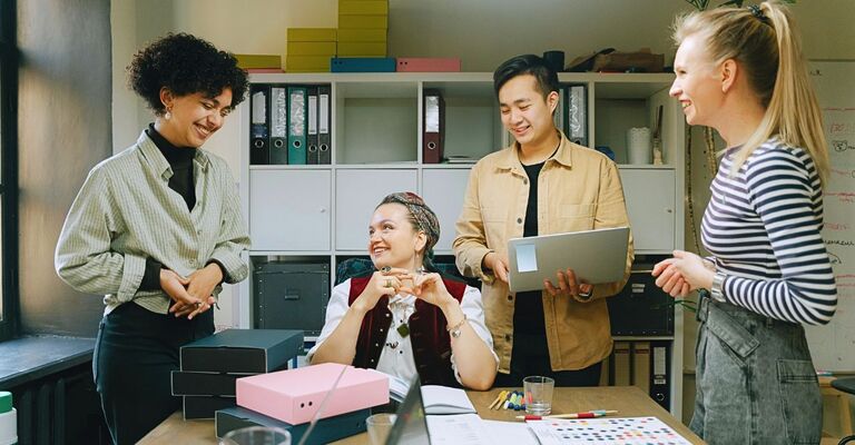 Delle persone all'interno di un ufficio