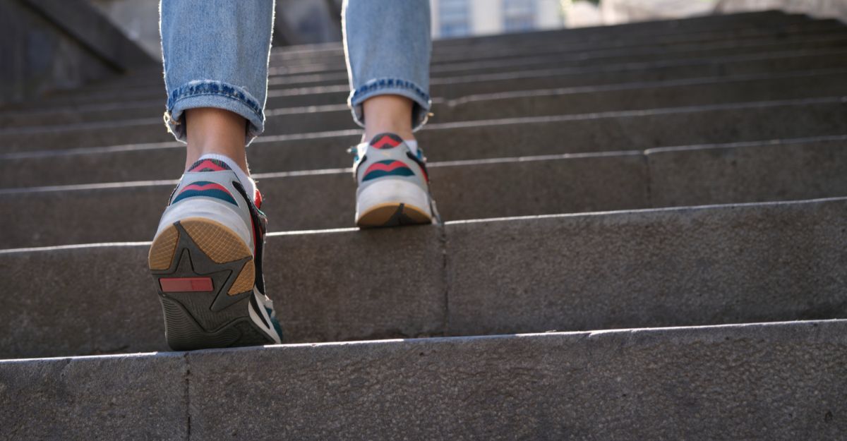 Il primo piano di una persona che sale le scale