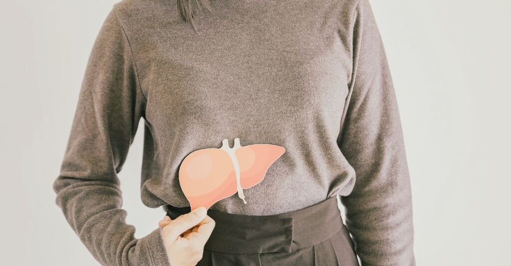 donna tiene in mano immagine stilizzata del fegato