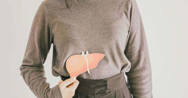 donna tiene in mano immagine stilizzata del fegato