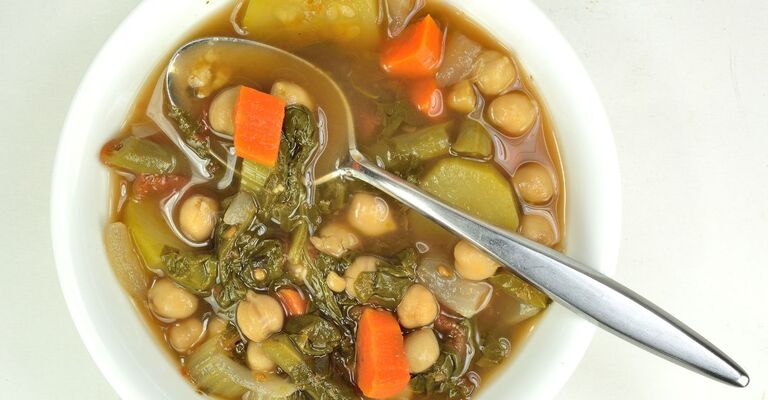 Un piatto di minestrone surgelato.