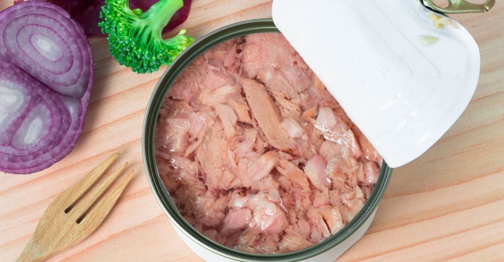 tonno in scatola sul tavolo, con di fianco una cipolla