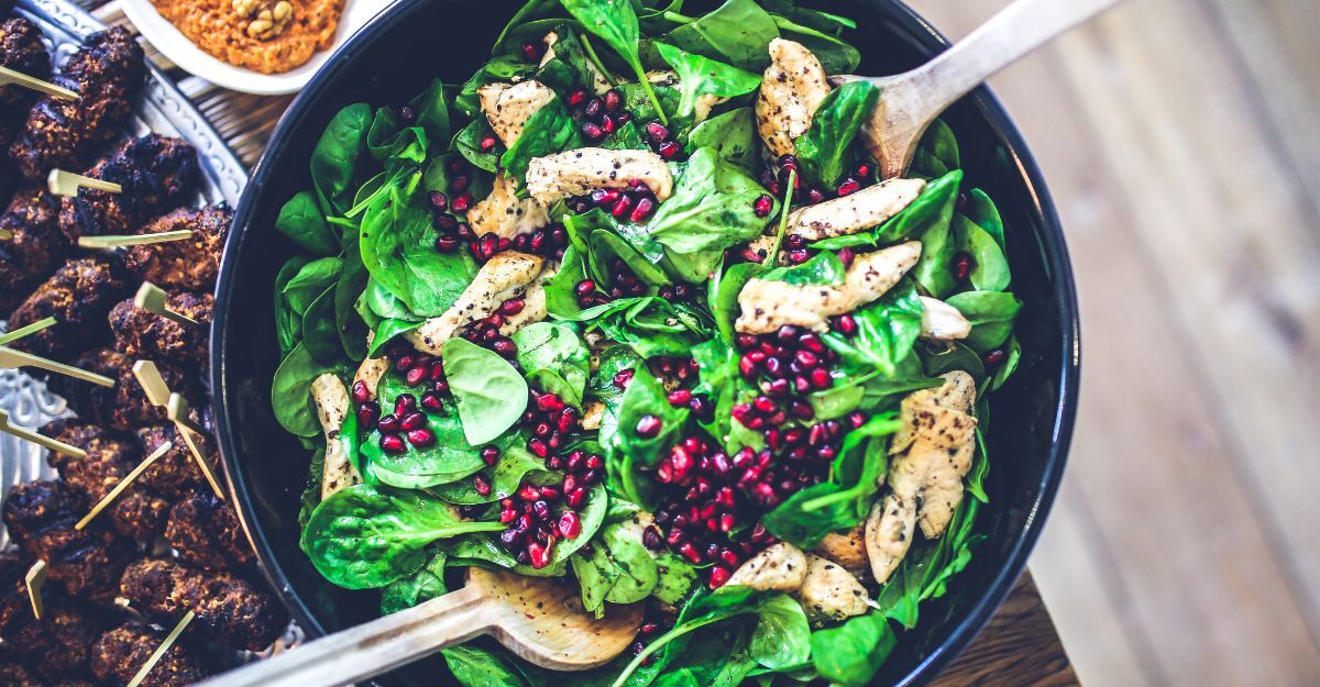 padella con spinaci, pollo e melograno