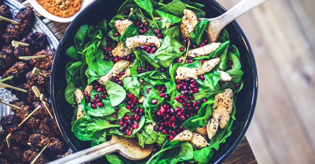 padella con spinaci, pollo e melograno