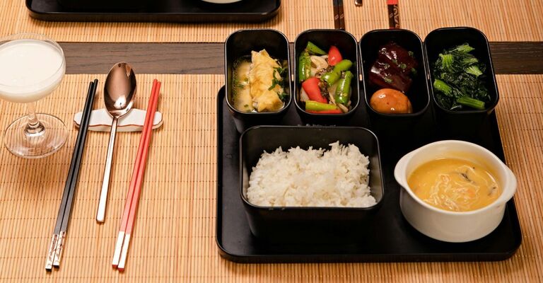 Cena giapponese antinfiammatoria a tavola.