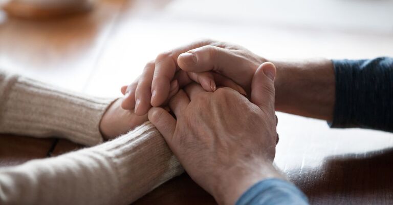 Due mani che si intrecciano