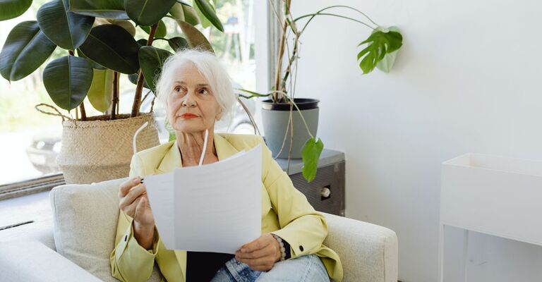 Una donna anziana che sorride per il rallentamento dell'invecchiamento.