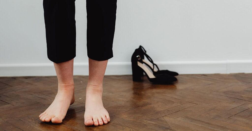 Una donna con gambe gonfie in inverno.