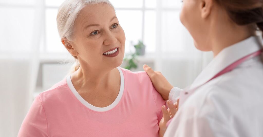 Una donna in menopausa con grasso sulla pancia.