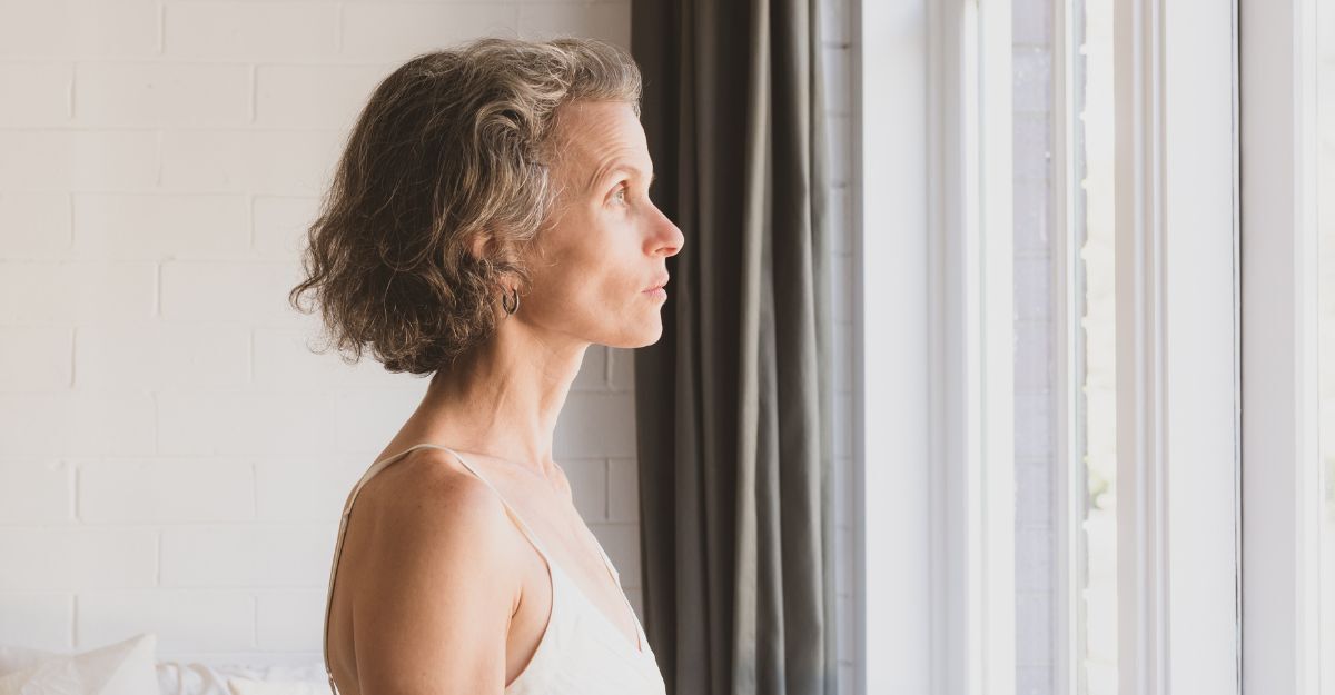 Una donna che guarda fuori dalla finestra