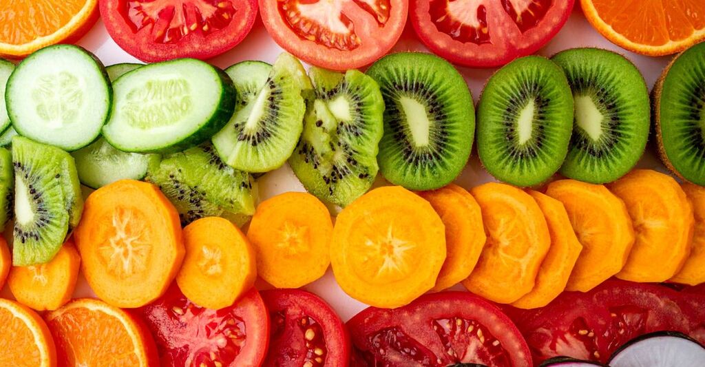 frutta e verdura tagliata a fette e divisa per colore