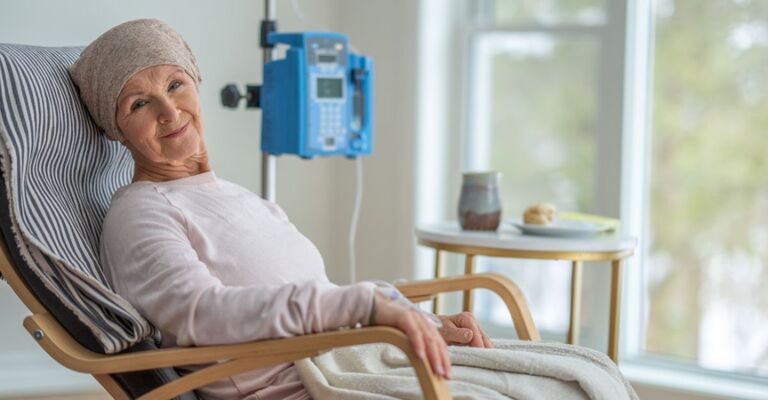 Una donna con tumore che assume immunoterapia.