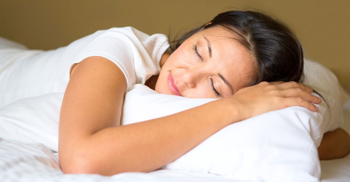 Una donna dorme diverse ore di sonno in base all'età.