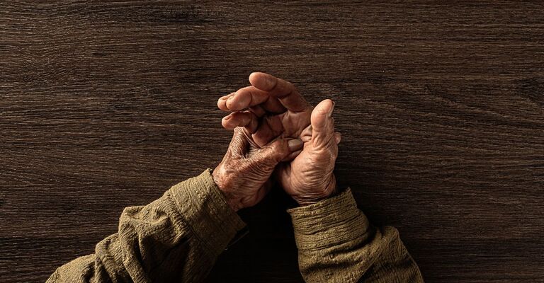 Le mani di un anziano