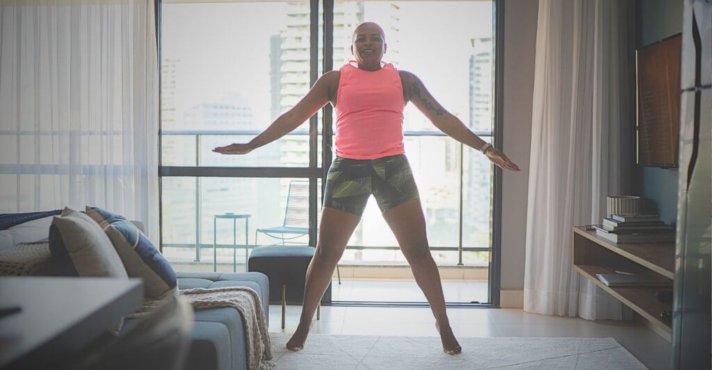 Una donna fa 50 salti appena sveglia.