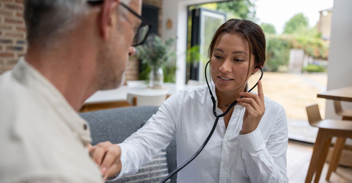dottoressa ausculta cuore a paziente