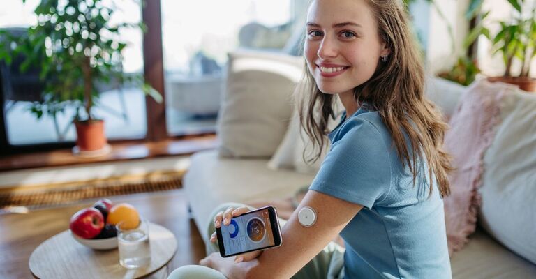 Una donna con diabete che sorride.