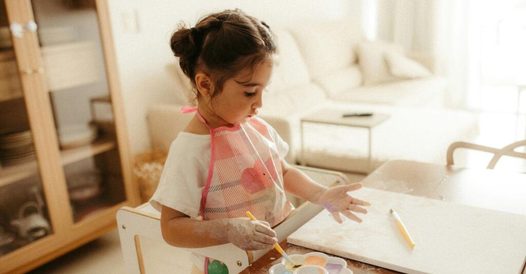 bambina sulla torre montessoriana gioca con i colori