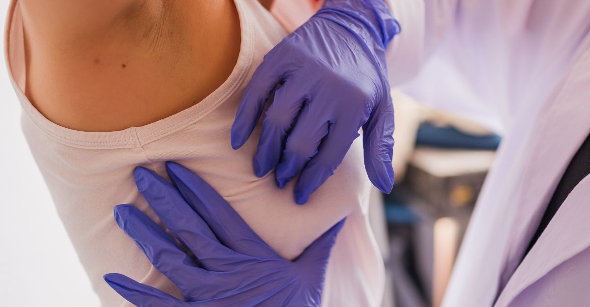 medico esegue palpazione del seno