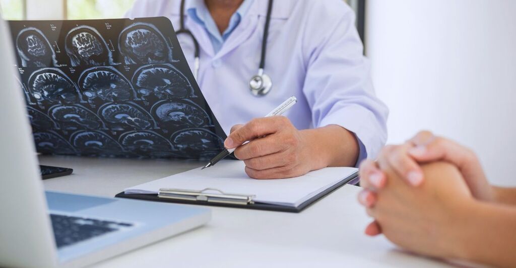 Il dottore riferisce e raccomanda un metodo per il trattamento del paziente