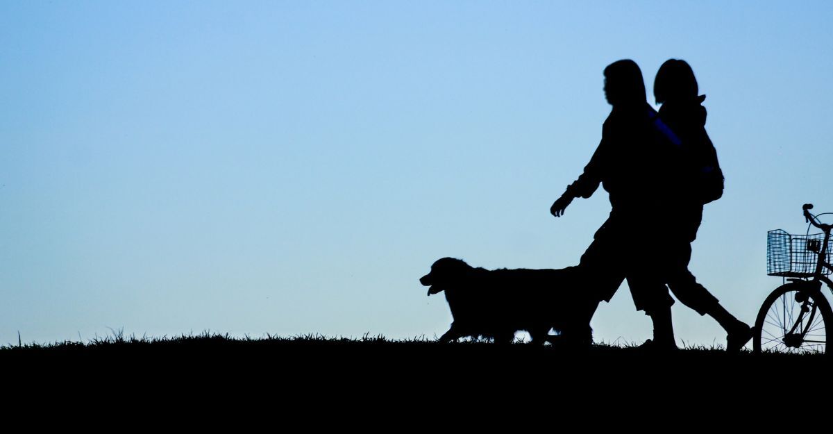 Una coppia esce dopo il tramonto.