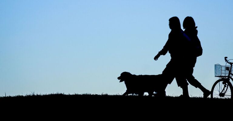 Una coppia esce dopo il tramonto.
