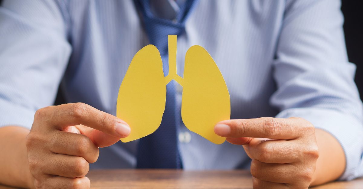 Un medico che mostra l'immagine dei polmoni.