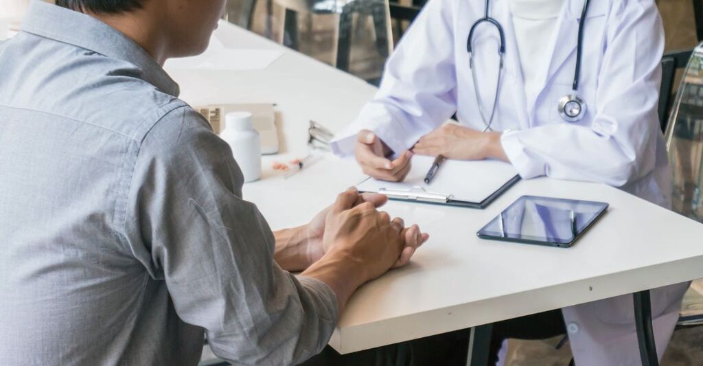 medico in studio, parla con un paziente