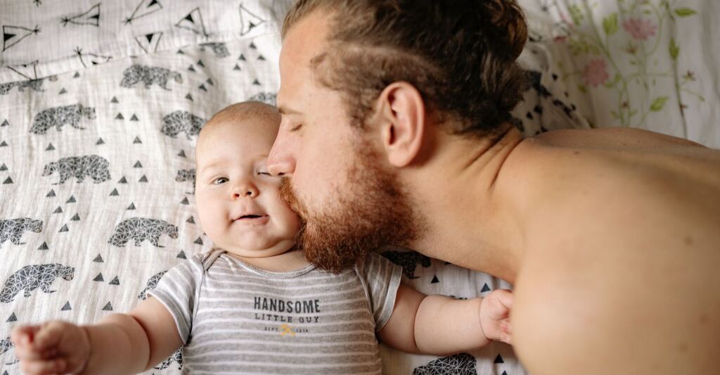 papà bacia il suo neonato sulla guancia