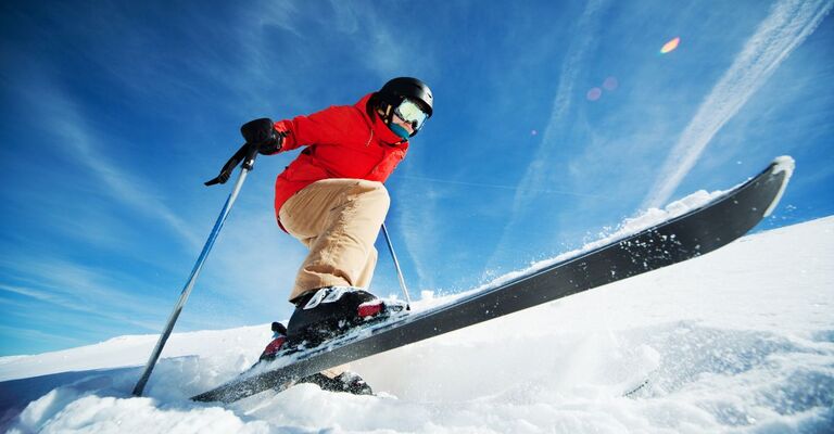 Un uomo che fa sci alpino.